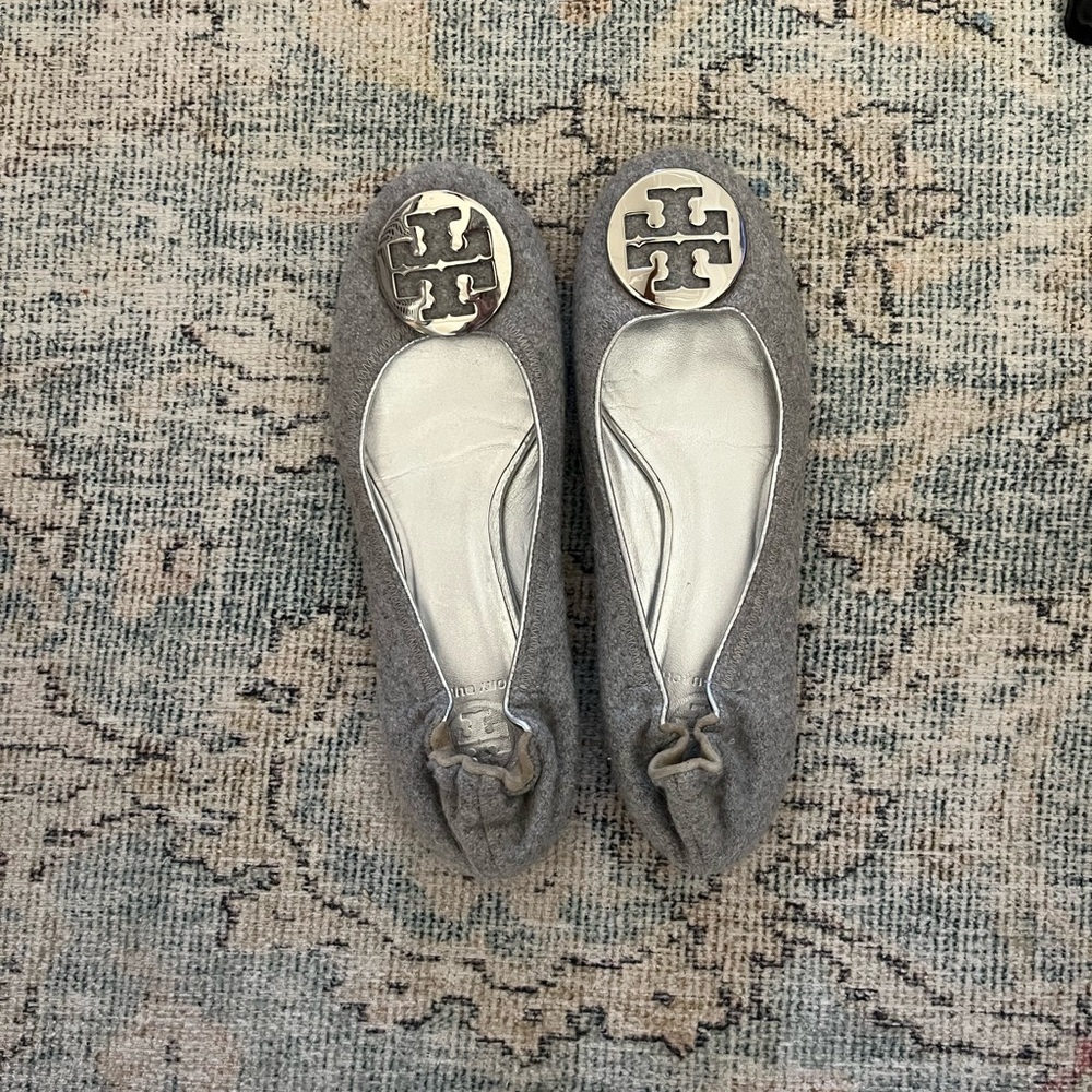 Tory Burch flats
Gray wool
Size 9.5